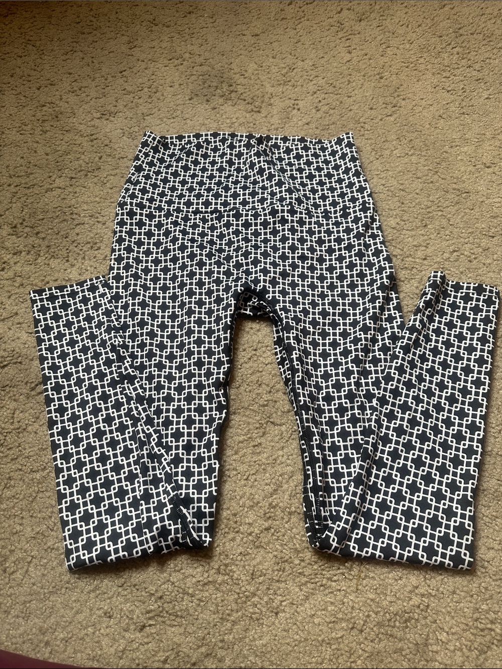 K-DEER Black and White Interlink Print Leggings Sneaker Length LARGE EUC